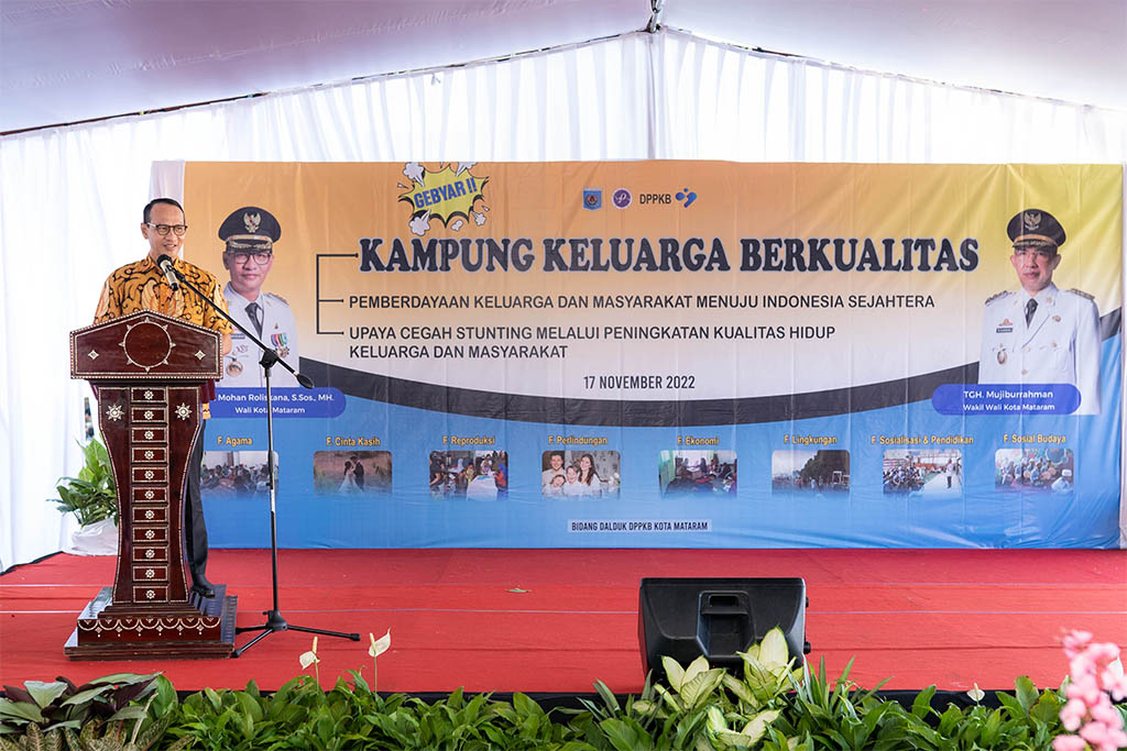 Walikota Mataram H. Mohan Roliskana, S.Sos M.H. Membuka Langsung Kegiatan Promosi dan KIE Program KKBPK Dinas DPPKB Kota Mataram dalam acara "Gebyar Kampung Keluarga Berkualitas se Kota Mataram" yang dilaksanakan Kamis, tanggal 17 November 2022.